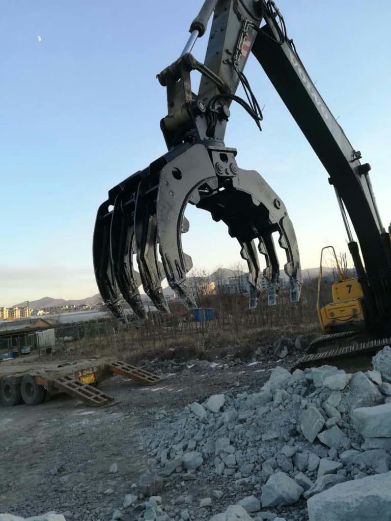 What are the Differences Between Hydraulic and Mechanical Excavator Grapples?